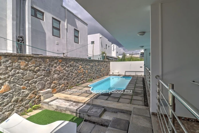 Modern 2-Bedroom Ensuite Apartment with Pool