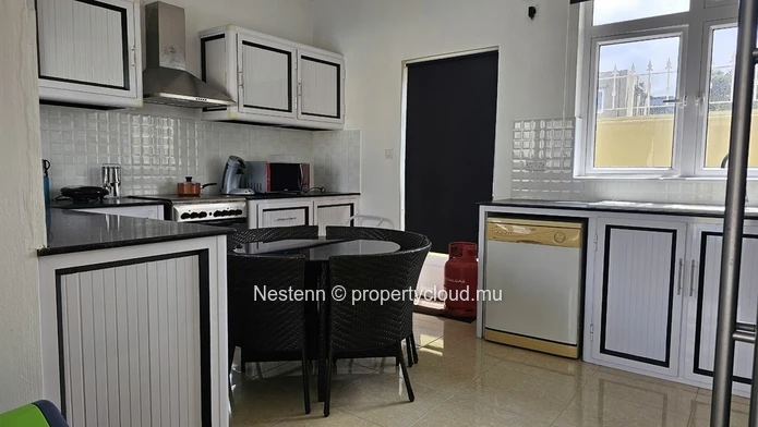 Triplex moderne avec piscine privée et vue mer a quelques pas de marche de la mer