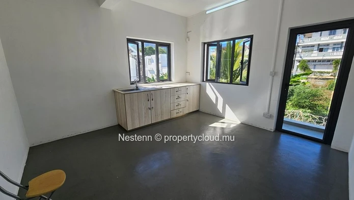 120m² commercial space 