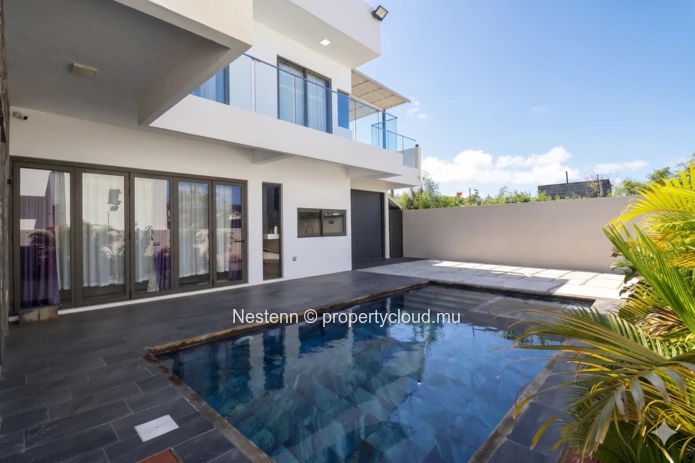 Modern Duplex Villa in Cap Malheureux with 5 bedrooms, private pool, American kitchen, and fully furnished, ideal for...