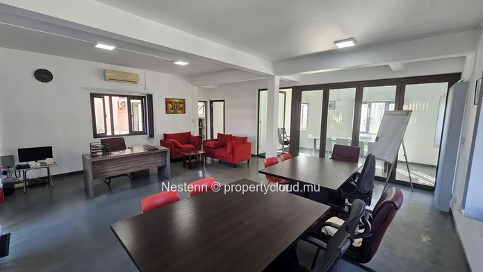 Bâtiment commercial de 223m2