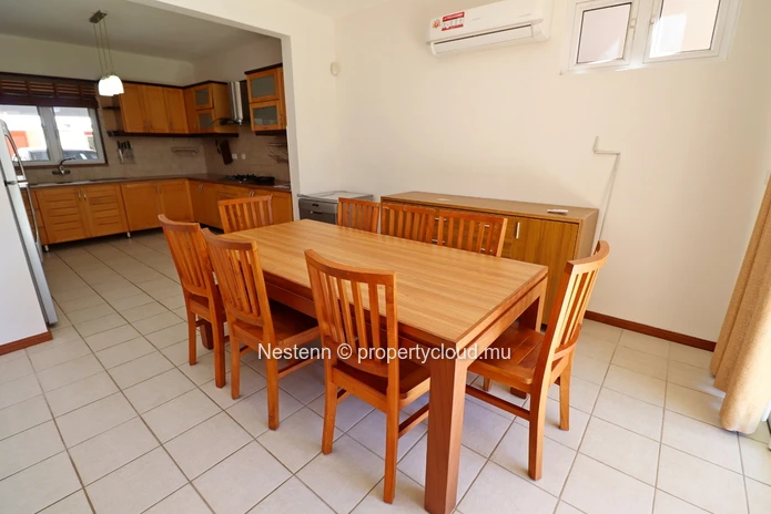 Pleasant 3-bed semi-detached house located in a residential complex.