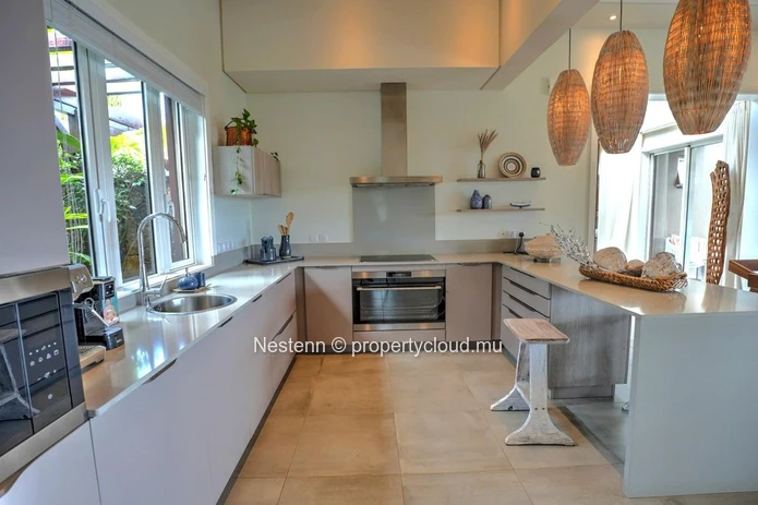 Une villa unique, où modernité et charme tropical se rencontrent.