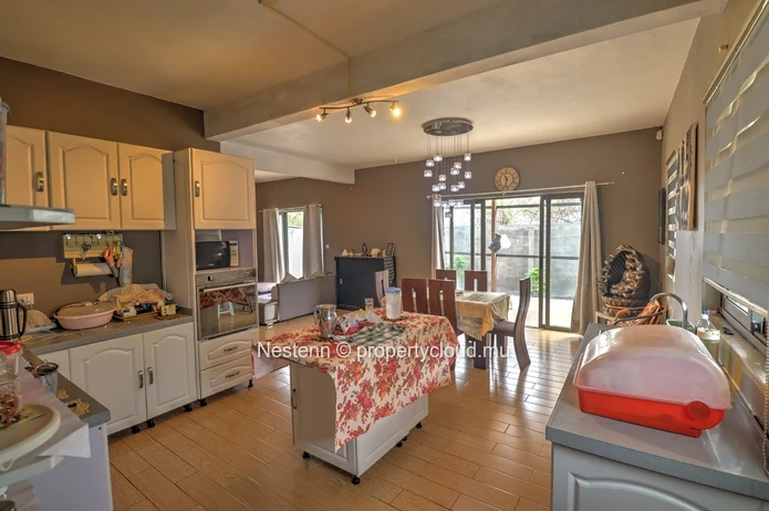 Chapman view : Maison contemporaine avec cadre montagneux et sérénité