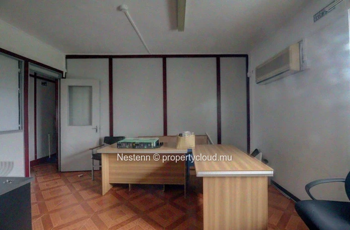 Spacious office on the 1st floor, offering peace and quiet and optimal working conditions.