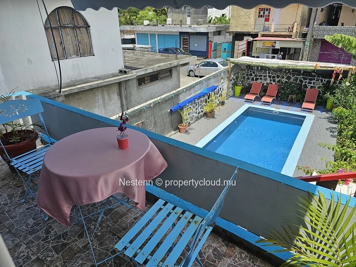 Maison spacieuse avec piscine, idéale pour table d'hôte 