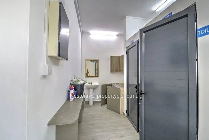 Commercial premises of 204 m² with parking spaces