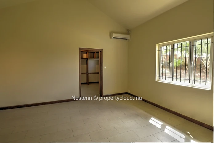 Maison spacieuse à 3 chambres, non meublée et bien entretenue, dans un domaine prestigieux.