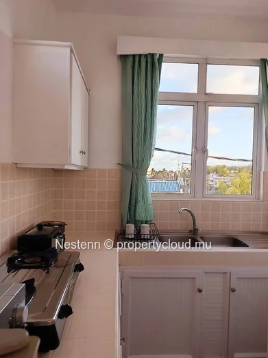 Comfortable studio apartment a stone's throw from the beach with swimming pool and secure parking. 