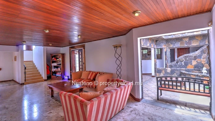 Villa de 4 chambres avec jardin de 2110m² piscine privée charme rustique et moderne