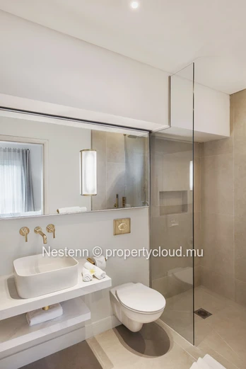 Appartement moderne de 2 chambres avec piscine privée et vue mer.