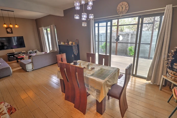 Chapman view : Maison contemporaine avec cadre montagneux et sérénité