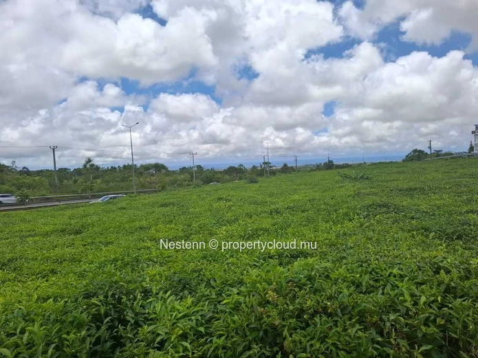 Terrain commercial et résidentiel de premier ordre le long de l'autoroute M2 