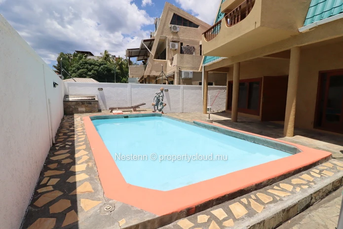 House to renovate near the beach with strong rental investment potential.