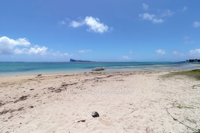3-bed single storey house with lots of charm in front of the beach