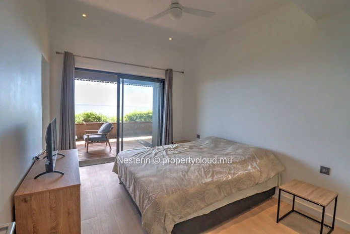 Magnificent beachfront apartment with sea views in a secure residence.