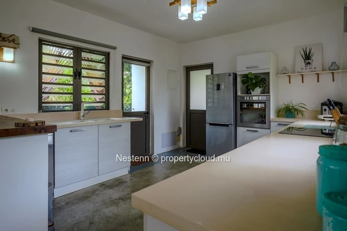 Maison contemporaine familiale avec mezzanine et spacieux jardin 