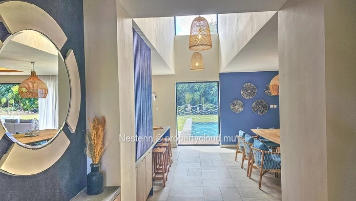 Élégance captivante  : découvrez cette villa moderne 