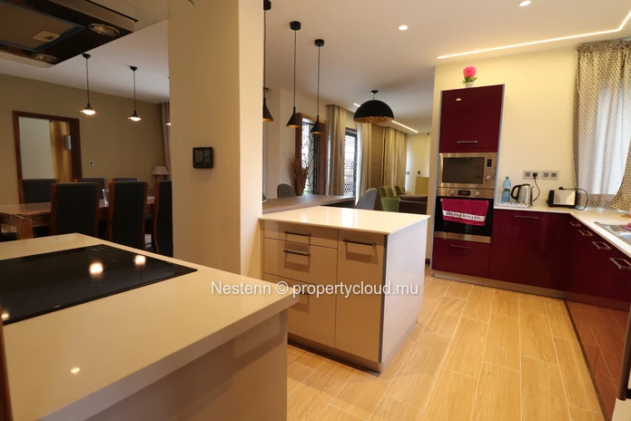 Spacious 6-bed house located near the beach 