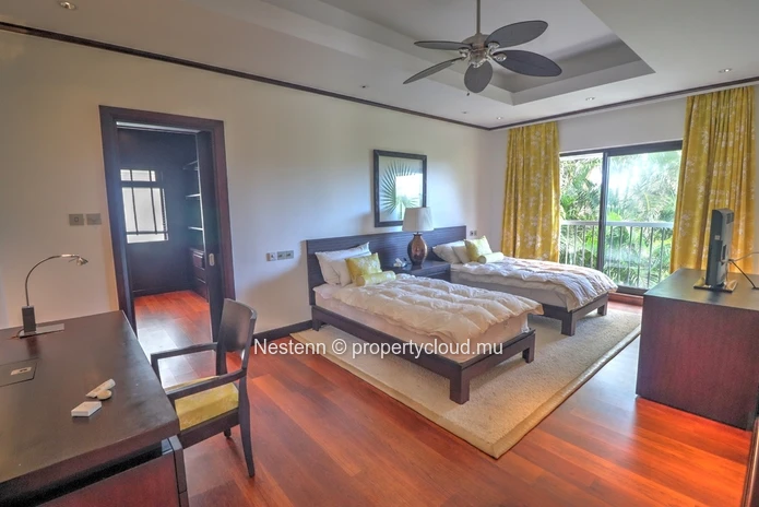 5-bedroom villa with sea view