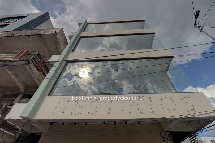 Modern commercial building – Strategic location, ready to operate