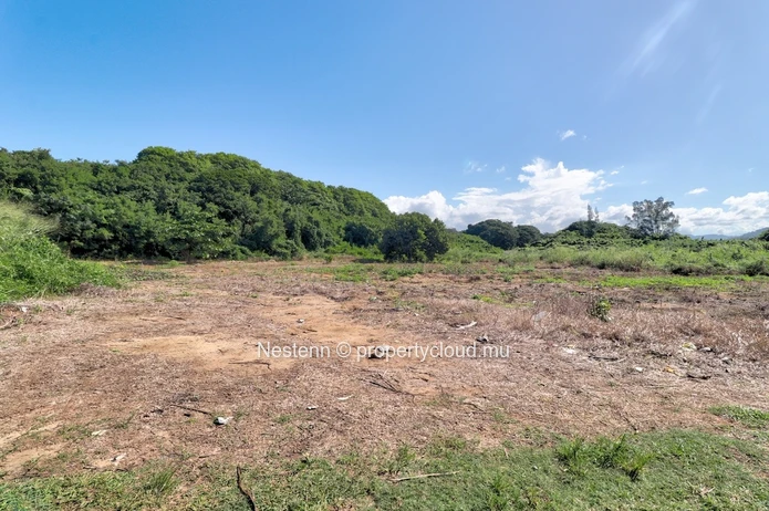 Terrain pieds dans l'eau de 44 672 m² avec vue panoramique sur les îles du sud.