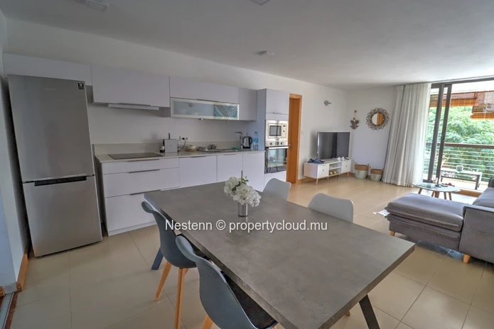 Beautiful 2 bedroom apartment just minutes from the beach
