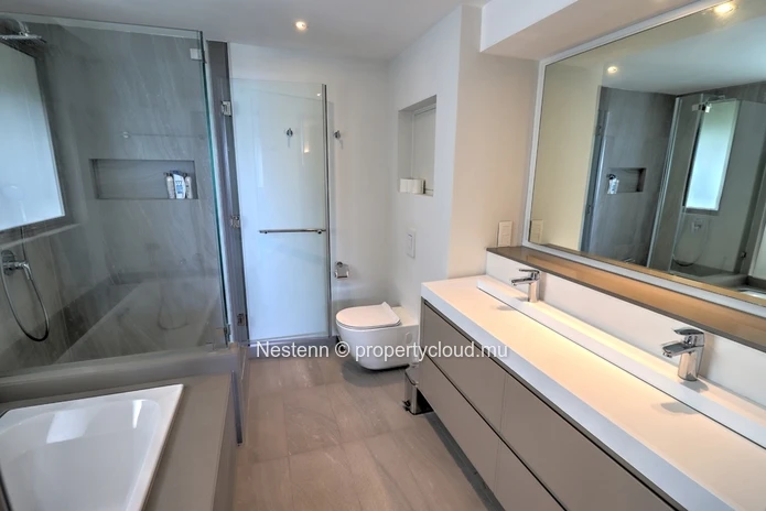 Modern 3 bedroom apartment with private pool and direct beach access