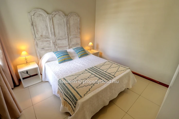 Nice 2-bed apartment in a small residence with swimming pool.