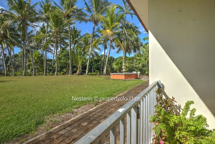 Spacieuse maison de 275 m² de 9 chambres avec vue sur la mer et la montagne.