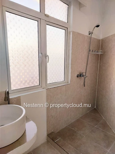 Comfortable studio apartment a stone's throw from the beach with swimming pool and secure parking. 
