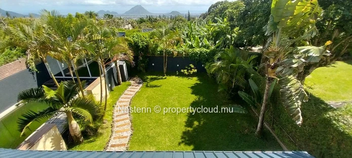 Magnifique villa de 418 m² avec jardin luxuriant, piscine et terrasses panoramiques