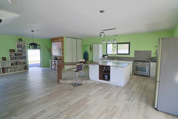 Maison moderne de 3 chambres avec une belle pelouse