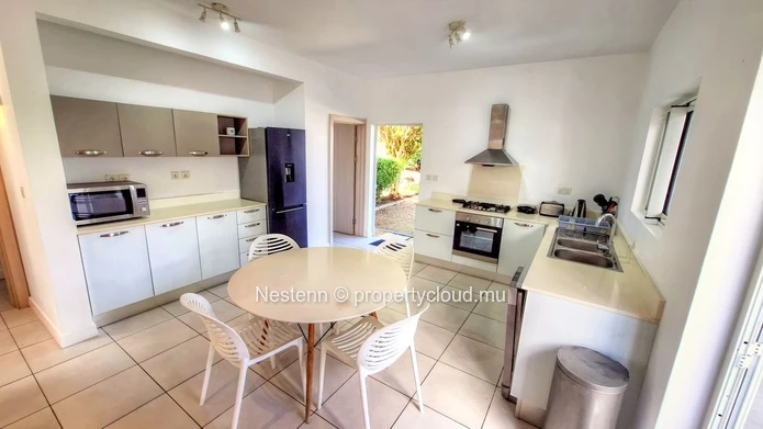 Charmante maison jumelée de 3 chambres en résidence sécurisée. 