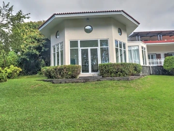 6 Bedroom House