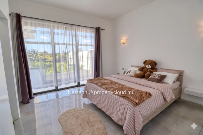 Modern Duplex Villa in Cap Malheureux with 5 bedrooms, private pool, American kitchen, and fully furnished, ideal for...