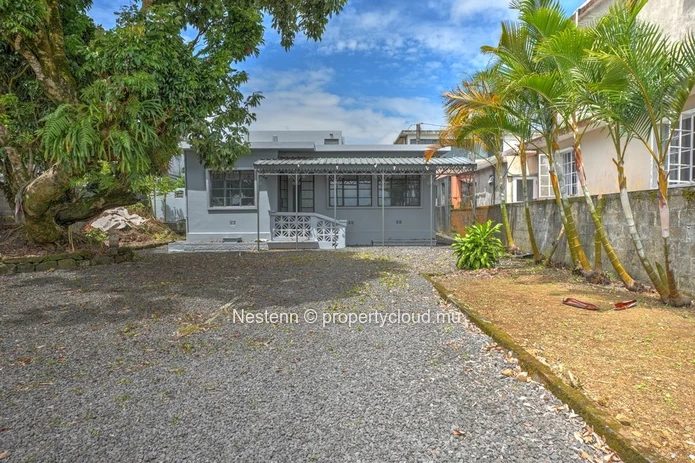  120 m² building on a 527 m² plot of land on the main road 