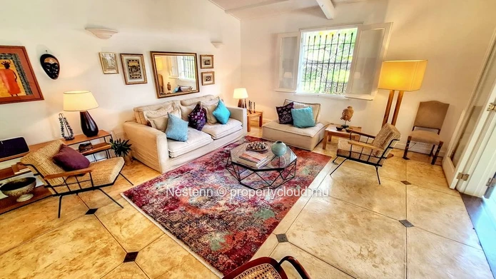 Elégante villa de style colonial, nichée dans un vaste jardin luxuriant 