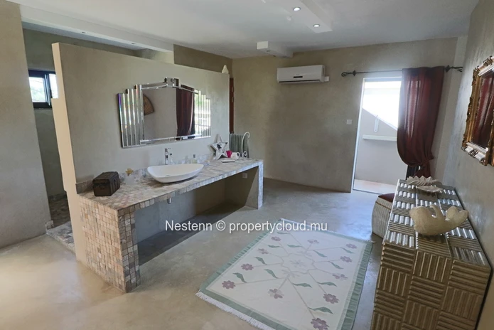 Domaine résidentiel avec 1 villa et 4 bungalows - Avec permis.