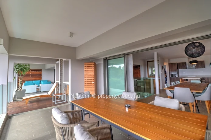 Penthouse de 4 chambres avec vue sur la mer dans une région recherchée. 