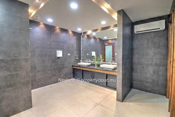 Furnished 20 m² offices with air conditioning, parking, and meeting rooms