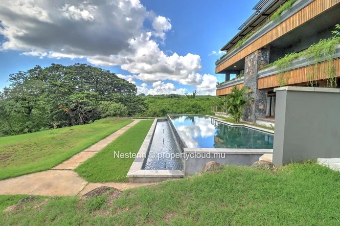 Magnificent beachfront apartment with sea views in a secure residence.