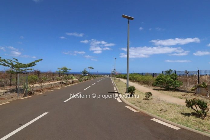 Superb residential plot in a quiet and secure environment, close to the sea. 