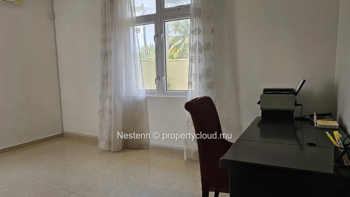 Triplex moderne avec piscine privée et vue mer a quelques pas de marche de la mer