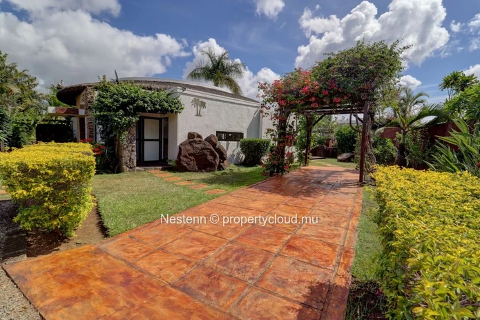 Colonial villa with 4 bedrooms, private pool, and sea access in a good condition