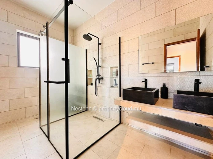 Villa duplex moderne de 4 chambres 
