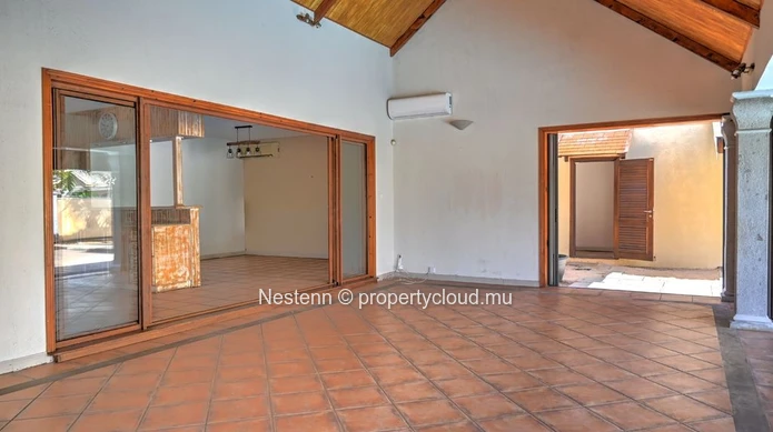 Grande maison familiale de 380 m² sur un terrain de 1 140 m² (27 perches) avec pavillon et piscine
