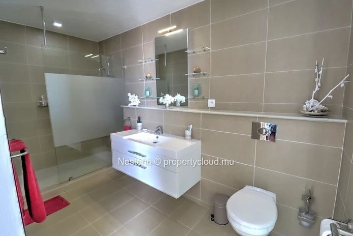 Beautiful 2 bedroom apartment just minutes from the beach