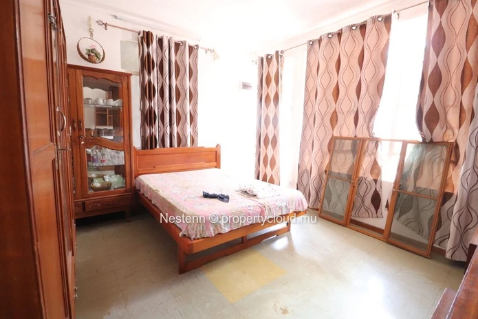 Traditional 2-bedroom apartment with sea access needs renovations