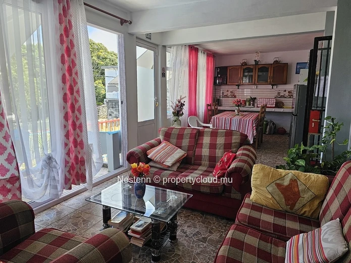 Maison spacieuse avec piscine, idéale pour table d'hôte 